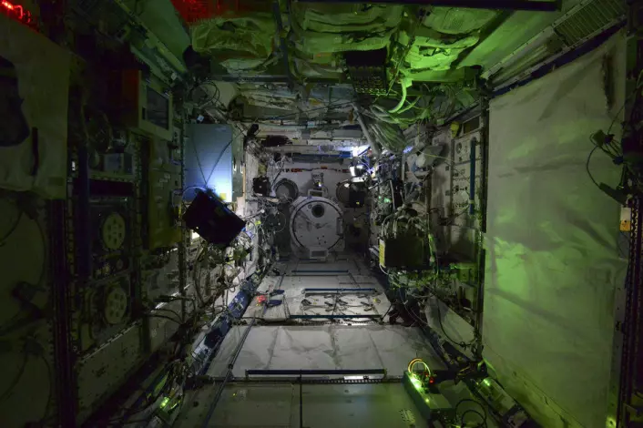 Skummel nattestemning i menneskets fjerneste utpost, den internasjonale romstasjonen. (Foto: ESA)