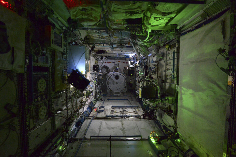 Skummel nattestemning i menneskets fjerneste utpost, den internasjonale romstasjonen. (Foto: ESA) Skummel nattestemning i menneskets fjerneste utpost, den internasjonale romstasjonen. (Foto: ESA)