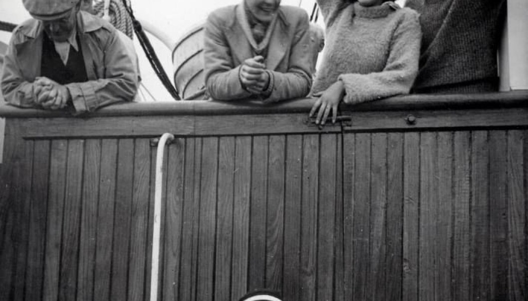 På vei til Grønland. Til høyre for Brit Hofseth står forfatteren som to år senere utga romanen mange mener ærekrenket henne. (Foto: Norsk Polarinstitutt/Ebbe Arneberg) På vei til Grønland. Til høyre for Brit Hofseth står forfatteren som to år senere utga romanen mange mener ærekrenket henne. (Foto: Norsk Polarinstitutt/Ebbe Arneberg)
