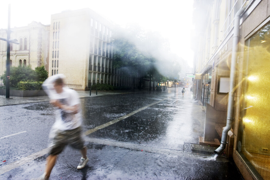 Varme sommerdager kan brått bli avbrutt av styrtregn, som her i Oslo. En internasjonal forskergruppe har ved hjelp av årringer i gamle trær, gransket den virkelige sammenhengen mellom temperatur og nedbør mer enn tusen år bakover i tid. De varsler at vi med økte temperaturer kan få mer regn og oversvømmelser her i nord. (Foto: Kyrre Lien/Scanpix) Varme sommerdager kan brått bli avbrutt av styrtregn, som her i Oslo. En internasjonal forskergruppe har ved hjelp av årringer i gamle trær, gransket den virkelige sammenhengen mellom temperatur og nedbør mer enn tusen år bakover i tid. De varsler at vi med økte temperaturer kan få mer regn og oversvømmelser her i nord. (Foto: Kyrre Lien/Scanpix)