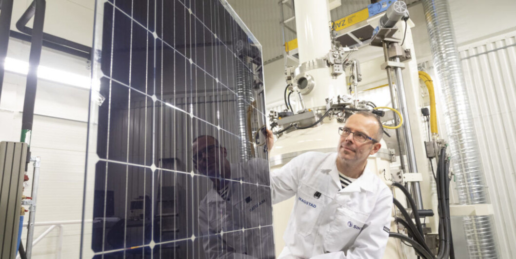Researcher Martin Bellmann demonstrating the solar panel that can achieve maximum output because it has been fitted with its own cooling system. The panel was developed at SINTEF’s solar cell lab. (Photo: Thor Nielsen) Researcher Martin Bellmann demonstrating the solar panel that can achieve maximum output because it has been fitted with its own cooling system. The panel was developed at SINTEF’s solar cell lab. (Photo: Thor Nielsen)