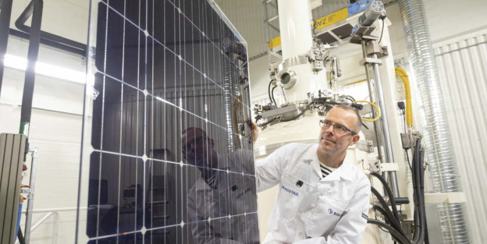 Researcher Martin Bellmann demonstrating the solar panel that can achieve maximum output because it has been fitted with its own cooling system. The panel was developed at SINTEF’s solar cell lab. (Photo: Thor Nielsen)