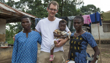 Alex van Duinen with some of his patients in Sierra Leone. (Photo: Magnus Endal, CapaCare) Alex van Duinen with some of his patients in Sierra Leone. (Photo: Magnus Endal, CapaCare)