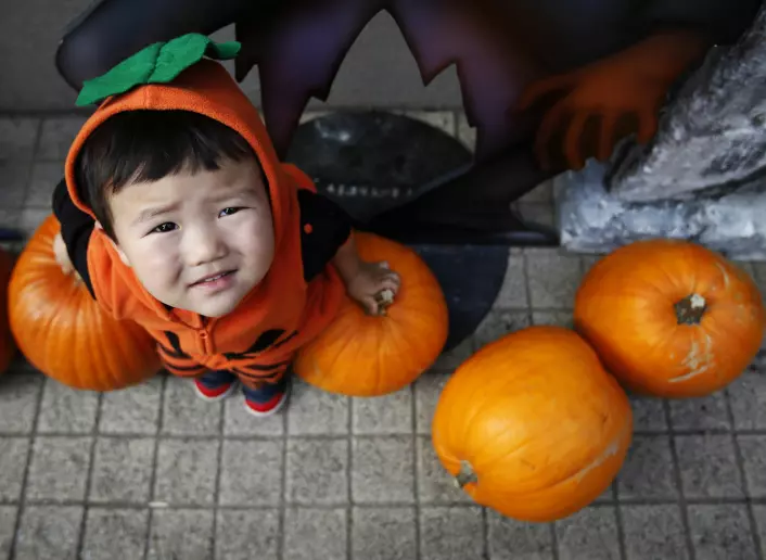 Halloween-feiringen er i ferd med å bli et globalt fenomen. Her er en liten japansk gutt klar for feiring.  (Foto: Scanpix, Yuya Shino)