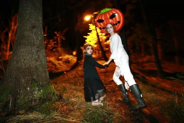 Også voksne er med på Halloween-feiringen. (Foto: Scanpix, Heiko Junge)