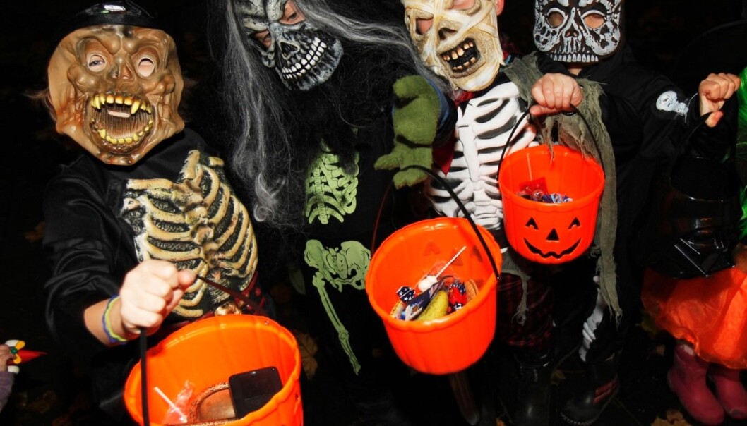 Også for flere hundre år siden var det vanlig å dele ut noe å knaske på den siste dagen i oktober. Men den gangen vanket det mat, frukt og nøtter på dem som gikk ut for skremme. (Foto: Scanpix, Erik Johansen) Også for flere hundre år siden var det vanlig å dele ut noe å knaske på den siste dagen i oktober. Men den gangen vanket det mat, frukt og nøtter på dem som gikk ut for skremme. (Foto: Scanpix, Erik Johansen)