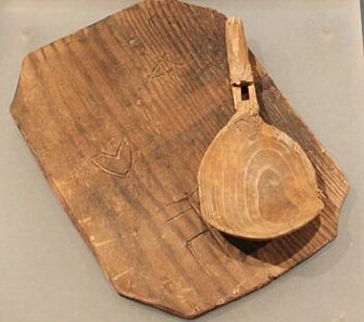 A spoon and platter from the Reformation period. These were found at the Archbishop’s Palace in Trondheim, and were used by someone who worked there. They were likely owned by the same person, because they both have the same heart-shaped brand on them. (Photo: Chris McLees, NIKU) A spoon and platter from the Reformation period. These were found at the Archbishop’s Palace in Trondheim, and were used by someone who worked there. They were likely owned by the same person, because they both have the same heart-shaped brand on them. (Photo: Chris McLees, NIKU)