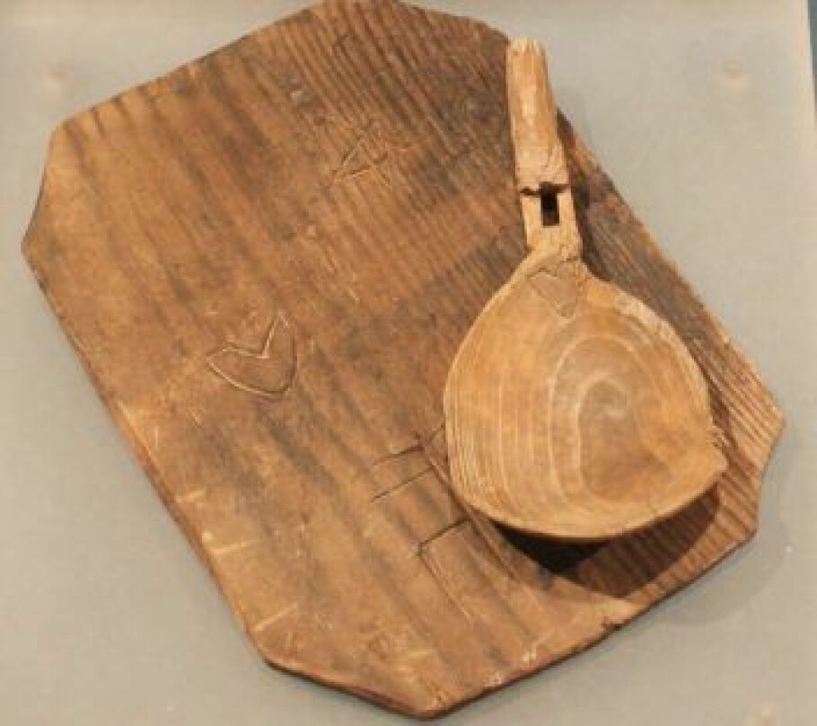 A spoon and platter from the Reformation period. These were found at the Archbishop’s Palace in Trondheim, and were used by someone who worked there. They were likely owned by the same person, because they both have the same heart-shaped brand on them. (Photo: Chris McLees, NIKU)