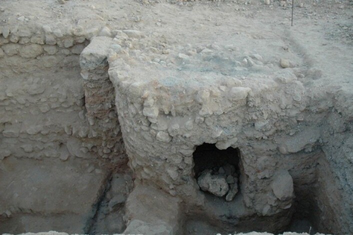 Anna Ihr fant tilsammen tre keramikkovner i Qalhāt, en tidligere hovedstad i Oman på Den arabiske halvøy. (Foto: Anna Ihr) Anna Ihr fant tilsammen tre keramikkovner i Qalhāt, en tidligere hovedstad i Oman på Den arabiske halvøy. (Foto: Anna Ihr)
