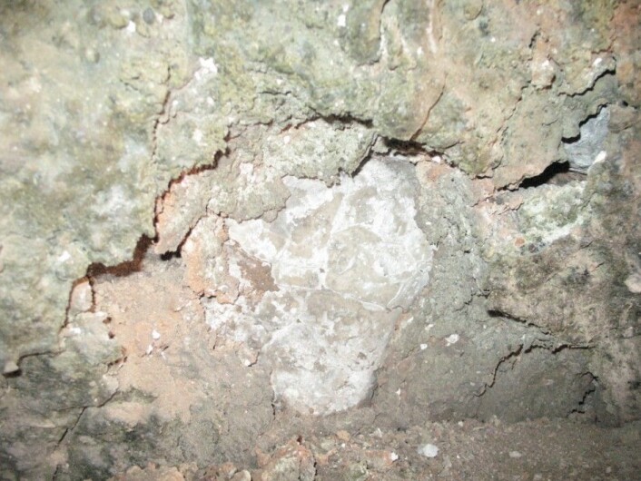 Det grønne er forglassede mineraler fra innsiden av en av ovnene. Ihr sin forskning viser at ovnen derimot ikke ble brukt til å lage glass, men keramikk. Glasset har blitt dannet som en konsekvens av at de fyrte med tørrfisk. (Foto: Anna Ihr) Det grønne er forglassede mineraler fra innsiden av en av ovnene. Ihr sin forskning viser at ovnen derimot ikke ble brukt til å lage glass, men keramikk. Glasset har blitt dannet som en konsekvens av at de fyrte med tørrfisk. (Foto: Anna Ihr)