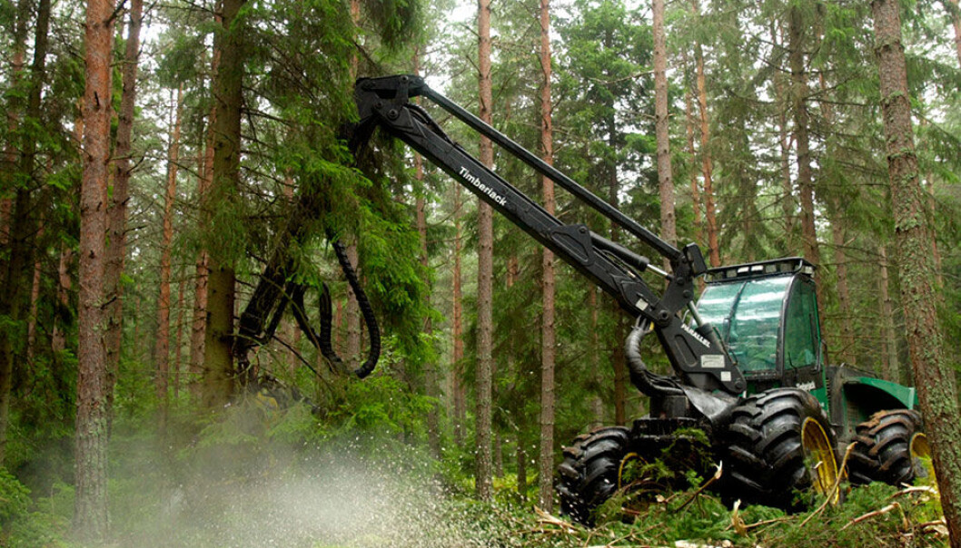 Den store verden former hverdagen selv her ute. Maskiner laget i fjerne land høster nå rikdommen fra de dype skogene. (Foto: www.colourbox.no) Den store verden former hverdagen selv her ute. Maskiner laget i fjerne land høster nå rikdommen fra de dype skogene. (Foto: www.colourbox.no)