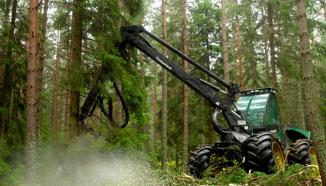 Den store verden former hverdagen selv her ute. Maskiner laget i fjerne land høster nå rikdommen fra de dype skogene. (Foto: www.colourbox.no)
