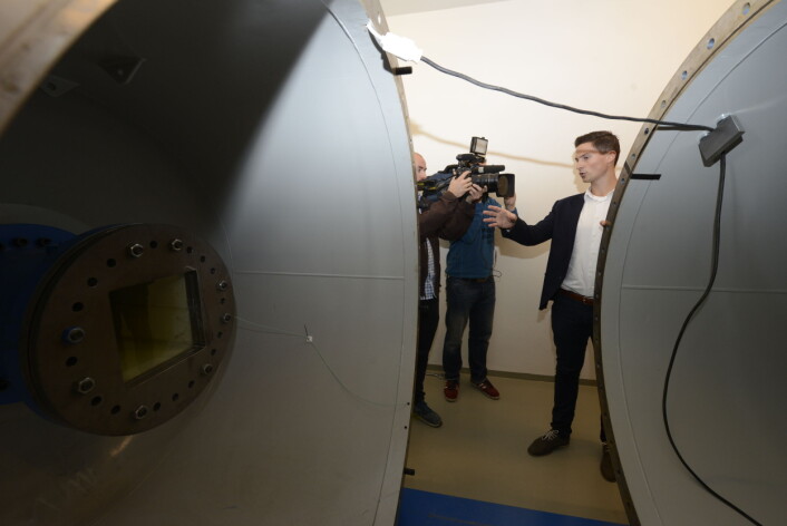 Stipendiat Vegard Aune viser innsiden av shock tuben (Foto: Øyvind Buljo/NTNU) Stipendiat Vegard Aune viser innsiden av shock tuben (Foto: Øyvind Buljo/NTNU)