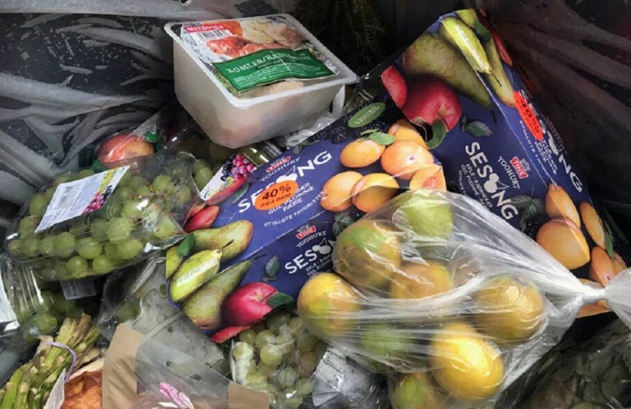 Food doesn’t have to be discarded when it passes the best-before date in Norway, but store owners find that customers are reluctant to buy this food. In this photo, food has been thrown out at a store in the Trondheim area. (Photo: Idun Haugan)