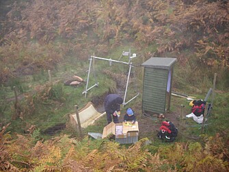 NIVA researcher Benoît Demars at the flume during fieldwork, together with his son on a typical misty day in North-East Scotland. The water flow is low, hence the clear water. (Photo: Private) NIVA researcher Benoît Demars at the flume during fieldwork, together with his son on a typical misty day in North-East Scotland. The water flow is low, hence the clear water. (Photo: Private)