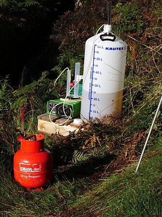 Some of the field equipment: Kitchen salt mixed with stream water in the big carboy for estimating the transit time, and propane (in the red gas cylinder) to estimate the gas exchange between the water and the atmosphere. (Photo: NIVA) Some of the field equipment: Kitchen salt mixed with stream water in the big carboy for estimating the transit time, and propane (in the red gas cylinder) to estimate the gas exchange between the water and the atmosphere. (Photo: NIVA)