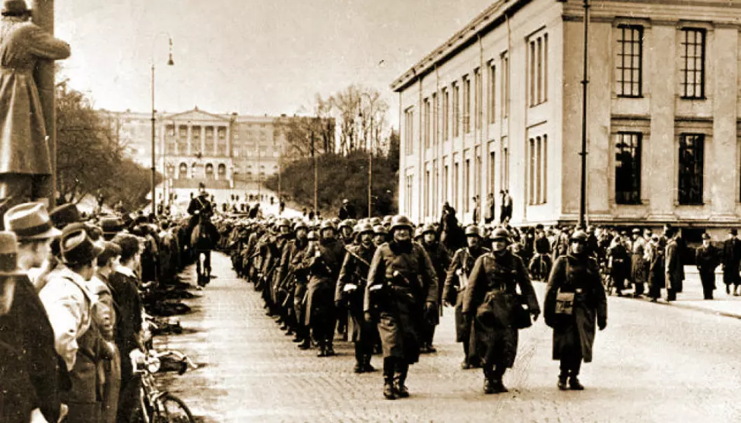 Tyske soldater marsjerer nedover Karl Johan i Oslo, 9. april 1940. (Foto: Wikimedia Commons)
