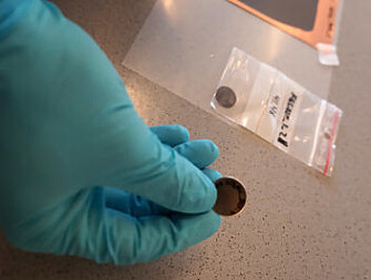 Currently, the research team makes small button batteries by hand, and testing is done on a small scale. (Photo: Mona Sprenger) Currently, the research team makes small button batteries by hand, and testing is done on a small scale. (Photo: Mona Sprenger)