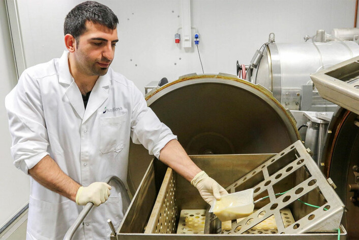 Forsker Baris Ates tilsatte Listeria i fiskesuppe for å teste om de ville bli drept med Shaka-teknologi. Svaret var ja, og forskningen dokumenterte at Shaka-autoklaver er like sikre som vanlige autoklaver. (Foto: Lidunn M. Boge/Nofima) Forsker Baris Ates tilsatte Listeria i fiskesuppe for å teste om de ville bli drept med Shaka-teknologi. Svaret var ja, og forskningen dokumenterte at Shaka-autoklaver er like sikre som vanlige autoklaver. (Foto: Lidunn M. Boge/Nofima)