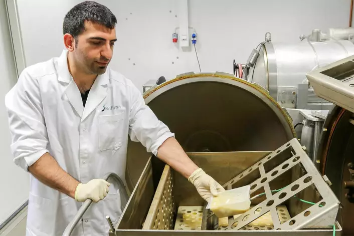 Forsker Baris Ates tilsatte Listeria i fiskesuppe for å teste om de ville bli drept med Shaka-teknologi. Svaret var ja, og forskningen dokumenterte at Shaka-autoklaver er like sikre som vanlige autoklaver. (Foto: Lidunn M. Boge/Nofima)