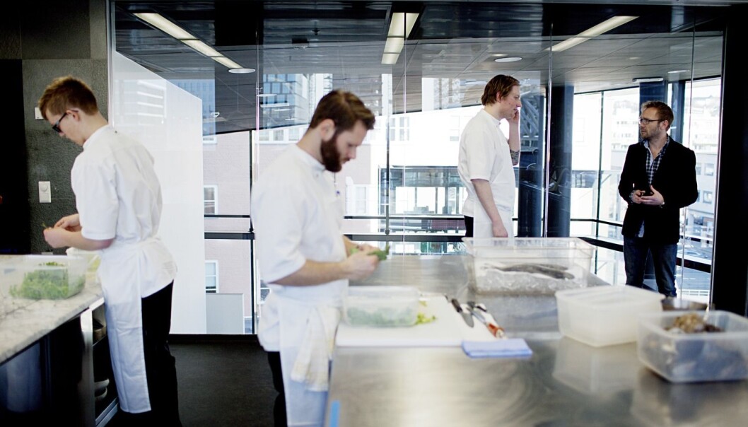 Landet trenger flere som kan bygge hus, lage mat og ta vare på oss når vi blir gamle. Hva må i så fall til for at flere skal velge disse fagene? Bildet er fra restauranten Maaemo i Oslo som er belønnet med to stjerner i Michelin-guiden. (Foto: Scanpix, Stian Lysberg Solum) Landet trenger flere som kan bygge hus, lage mat og ta vare på oss når vi blir gamle. Hva må i så fall til for at flere skal velge disse fagene? Bildet er fra restauranten Maaemo i Oslo som er belønnet med to stjerner i Michelin-guiden. (Foto: Scanpix, Stian Lysberg Solum)