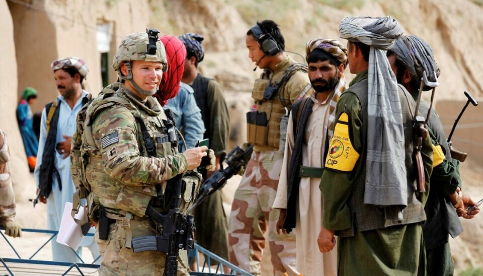 Soldater på patrulje i Dowlatabad i Faryab-provinsen, Afghanistan.  (Foto: Torbjørn Kjosvold/Forsvarets mediesenter)