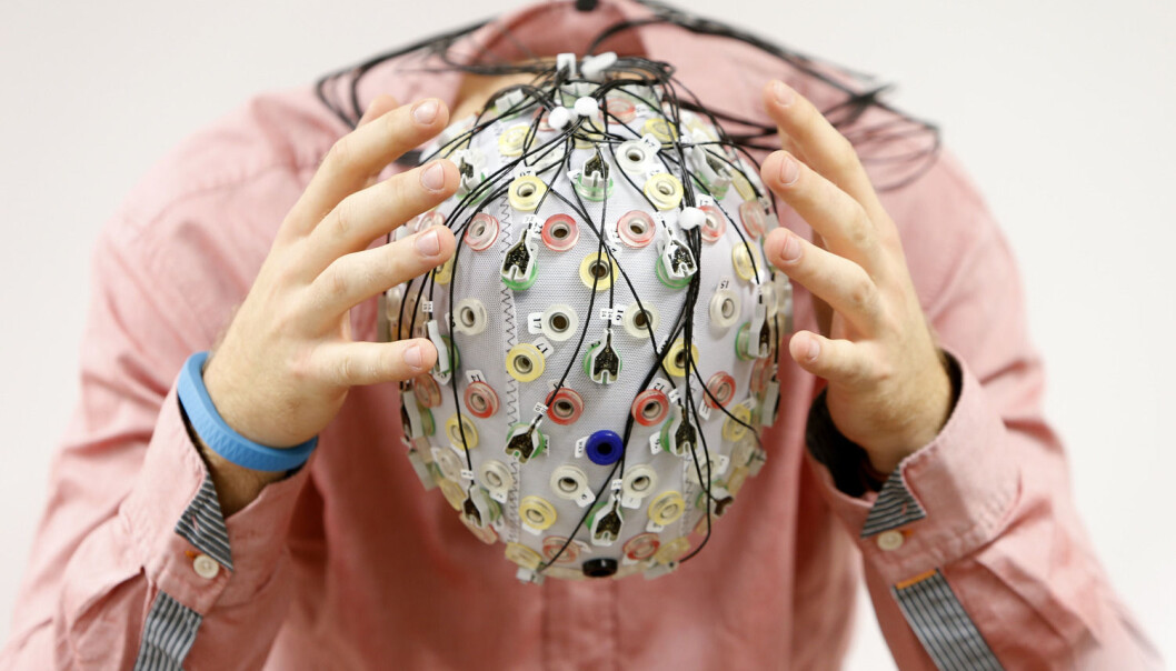 Om du trodde et fly må styres med ror og spak, tok du feil. Nå kan man snart kunne kontrollere fly ved hjelp av hjerneimplulser og en fargerik caps. Elektroencefalografi (EEG) er en metode for å registrere hjernens elektriske aktivitet. Gjennom elektrodene på capsen måles aktiviteten i hjernen på piloten. Forskere fra de tekniske universitetene i München og Berlin vil bruke signalene fra hjernen til å utføre handlinger som å styre et fly. Målet er, ifølge forskerne, å bidra til økt flysikkerhet og redusere pilotens arbeidsmengde. (Foto: REUTERS, Michaela Rehle) Om du trodde et fly må styres med ror og spak, tok du feil. Nå kan man snart kunne kontrollere fly ved hjelp av hjerneimplulser og en fargerik caps. Elektroencefalografi (EEG) er en metode for å registrere hjernens elektriske aktivitet. Gjennom elektrodene på capsen måles aktiviteten i hjernen på piloten. Forskere fra de tekniske universitetene i München og Berlin vil bruke signalene fra hjernen til å utføre handlinger som å styre et fly. Målet er, ifølge forskerne, å bidra til økt flysikkerhet og redusere pilotens arbeidsmengde. (Foto: REUTERS, Michaela Rehle)