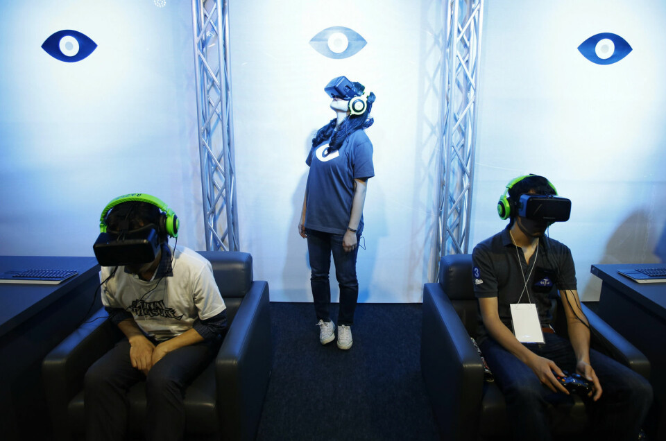 Her prøver ivrige entusiaster ut Oculus Rift Developement kit 2 i Tokyo Game Show 2014. Rundt 400 bedrifter og organisasjoner deltok her med ny teknologi i september. (Foto: REUTERS, Yuya Shino)