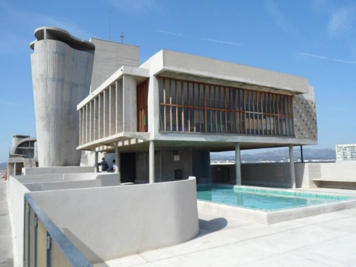 Takterassen til den originale Unité d’Habitation i Marseille. (Foto: Crookesmoore/Creative commons) Takterassen til den originale Unité d’Habitation i Marseille. (Foto: Crookesmoore/Creative commons)