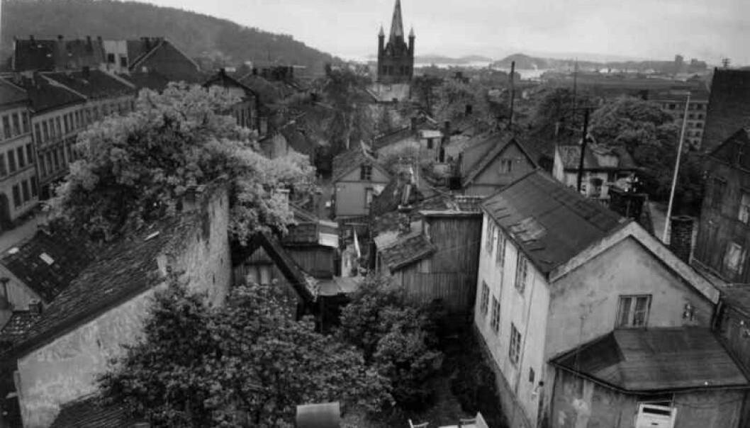 Enerhaugen i 1959, før saneringen. Grønland kirke i bakgrunnen. Enerhaugen i 1959, før saneringen. Grønland kirke i bakgrunnen.