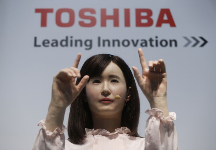 Toshiba Corp demonstrerer her kommunikasjonsandroiden med navnet Ms. Aiko Chihira. Hun kan bruke tegnspråk og introdusere seg selv. Den smarte roboten ble presentert på teknologimessen Combined Exhibition of Advanced Technologies (CEATEC), der over 500 selskaper stilte ut sine verk. (Foto: Issei Kato, Scanpix) Toshiba Corp demonstrerer her kommunikasjonsandroiden med navnet Ms. Aiko Chihira. Hun kan bruke tegnspråk og introdusere seg selv. Den smarte roboten ble presentert på teknologimessen Combined Exhibition of Advanced Technologies (CEATEC), der over 500 selskaper stilte ut sine verk. (Foto: Issei Kato, Scanpix)