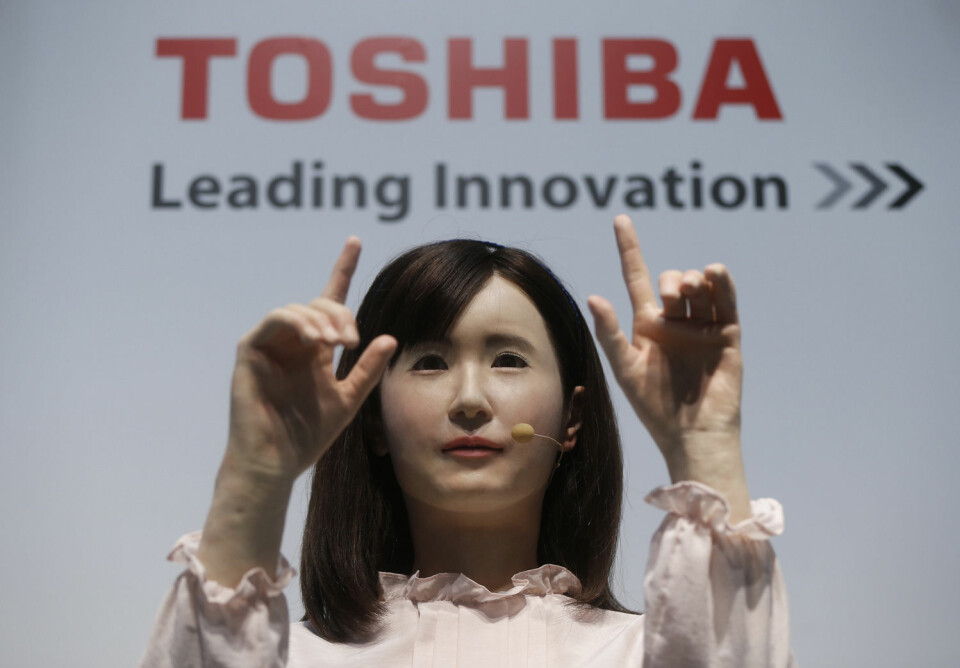 Toshiba Corp. demonstrerer her kommunikasjonsandroiden ved navn Ms. Aiko Chihira som kan bruke tegnspråk og introdusere seg selv. Den smarte roboten ble presentert i teknologimessen Combined Exhibition of Advanced Technologies (CEATEC).Foto: Issei Kato, Scanpix