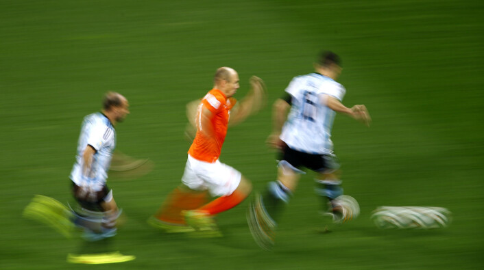 Den nederlandske fotballspilleren Arjen Robben satte uoffsiell verdensrekord i spurt med ball da Nederland slo Spania i VM i sommer. Han løp i 37 kilometer i timen, det høyeste FIFA har registrert på sine målinger. (Foto: Scanpix/Reuters) Den nederlandske fotballspilleren Arjen Robben satte uoffsiell verdensrekord i spurt med ball da Nederland slo Spania i VM i sommer. Han løp i 37 kilometer i timen, det høyeste FIFA har registrert på sine målinger. (Foto: Scanpix/Reuters)