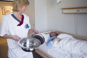Mer attraktive yrkeskategorier innen helse- og sosialfag, med gode karriere- og utviklingsmuligheter, og som står seg i konkurransen fra høyskoleyrkene. Det er ett av forslagene fra forskerne vi har snakket med. (Foto: Scanpix, Heiko Junge) Mer attraktive yrkeskategorier innen helse- og sosialfag, med gode karriere- og utviklingsmuligheter, og som står seg i konkurransen fra høyskoleyrkene. Det er ett av forslagene fra forskerne vi har snakket med. (Foto: Scanpix, Heiko Junge)