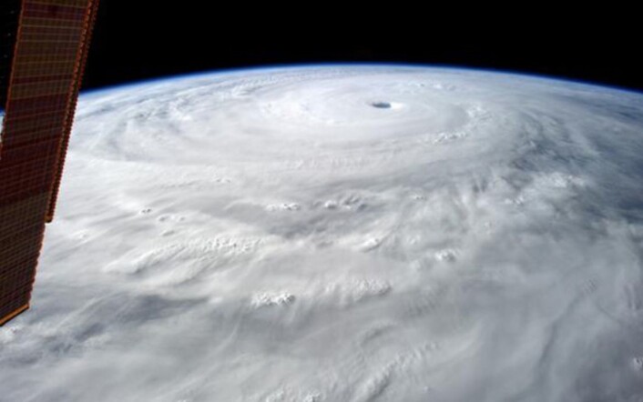 Vårt utsiktsvindu i verdensrommet. Her er tyfonen "Vongfong" sett fra den internasjonale romstasjonen, som går i ca 400 km høyde. (Bilde: NASA) Vårt utsiktsvindu i verdensrommet. Her er tyfonen "Vongfong" sett fra den internasjonale romstasjonen, som går i ca 400 km høyde. (Bilde: NASA)