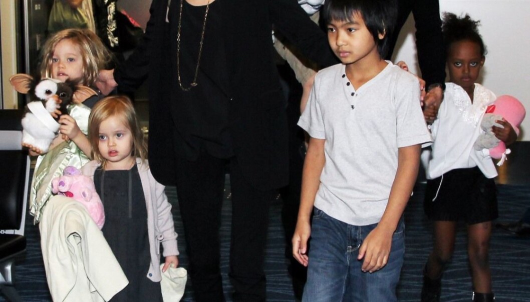 Angelina Jolie har tre adopterte barn - Maddox Chivan fra Kambodsja, Zahara Marley fra Etiopia og Pax Thien fra Vietnam. Brad Pitt har ikke offisielt adoptert de tre eldste barna, disse er adoptert av Jolie alene. De har også tre biologiske barn, Shiloh Nouvel og tvillingene Knox Leon og Vivienne Marcheline. Bildet er fra Tokyo i 2011. (Foto: Scanpix, Zuma Press) Angelina Jolie har tre adopterte barn - Maddox Chivan fra Kambodsja, Zahara Marley fra Etiopia og Pax Thien fra Vietnam. Brad Pitt har ikke offisielt adoptert de tre eldste barna, disse er adoptert av Jolie alene. De har også tre biologiske barn, Shiloh Nouvel og tvillingene Knox Leon og Vivienne Marcheline. Bildet er fra Tokyo i 2011. (Foto: Scanpix, Zuma Press)