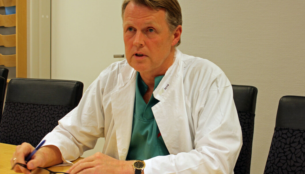 Hjernekirurg Per Kristian Eide angrer på at ikke ordet hjerneblødning står i den skriftlige informasjonen til pasientene. Han sier at saken har vært en betydelig belastning. (Foto: Anne Lise Stranden) Hjernekirurg Per Kristian Eide angrer på at ikke ordet hjerneblødning står i den skriftlige informasjonen til pasientene. Han sier at saken har vært en betydelig belastning. (Foto: Anne Lise Stranden)
