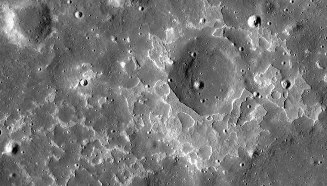Dette er en av mange nyoppdagede vulkanske steinforekomster på månen. Dette eksempelet ligger nært krateret Maskelyne, 4.330ºN, 33.750ºE) (Foto: NASA/GSFC/Arizona State University)