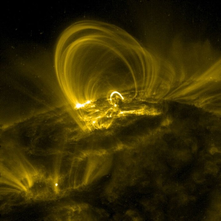 Gigantiske magnetløkker på sola, som strekker seg langt ut i koronaen. Disse er mye, mye større enn løkkene observert i grensesjiktet. (Foto: Trace/NASA) Gigantiske magnetløkker på sola, som strekker seg langt ut i koronaen. Disse er mye, mye større enn løkkene observert i grensesjiktet. (Foto: Trace/NASA)