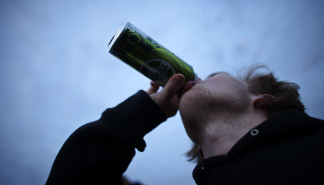 Stordrikkerne blir færre når det totale alkoholkonsumet går ned blant ungdom. - Det betyr at det kan være hensiktsmessig å rette forebyggende tiltak mot alle ungdommer, ikke bare mot dem som drikker mest, sier Geir Scott Brunborg, forsker i Sirus. (Foto: Scanpix, Kyrre Lien) Stordrikkerne blir færre når det totale alkoholkonsumet går ned blant ungdom. - Det betyr at det kan være hensiktsmessig å rette forebyggende tiltak mot alle ungdommer, ikke bare mot dem som drikker mest, sier Geir Scott Brunborg, forsker i Sirus. (Foto: Scanpix, Kyrre Lien)