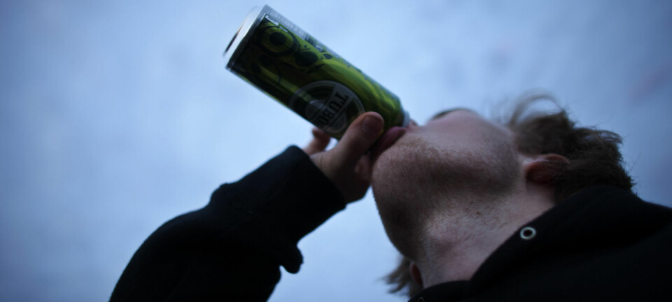 Stordrikkerne blir færre når det totale alkoholkonsumet går ned blant ungdom. - Det betyr at det kan være hensiktsmessig å rette forebyggende tiltak mot alle ungdommer, ikke bare mot dem som drikker mest, sier Geir Scott Brunborg, forsker i Sirus.  (Foto: Scanpix, Kyrre Lien)