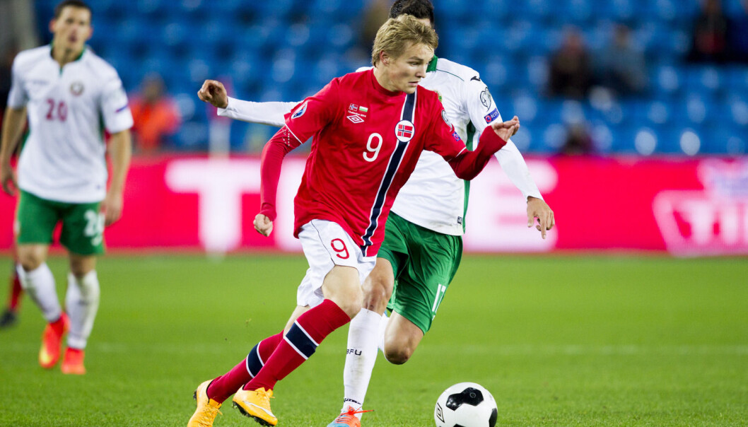 Dyktige juniorspillere blir satt på benken til fordel for internasjonale fotballspillere, skriver kronikkforfatteren. Her er Martin Ødegaard under EM-kvalifiseringskampen mellom Norge og Bulgaria på Ullevaal stadion i Oslo mandag 13. oktober. Kampen endte 2-1. (Foto: Vegard Wivestad Grøtt / NTB scanpix) Dyktige juniorspillere blir satt på benken til fordel for internasjonale fotballspillere, skriver kronikkforfatteren. Her er Martin Ødegaard under EM-kvalifiseringskampen mellom Norge og Bulgaria på Ullevaal stadion i Oslo mandag 13. oktober. Kampen endte 2-1. (Foto: Vegard Wivestad Grøtt / NTB scanpix)