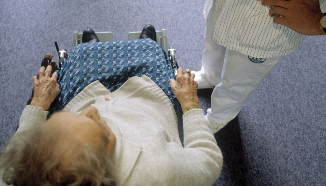 Samhandlingsreformen har ført til kortere liggetid på sykehus for de eldre. Det er en villet utvikling, men forskere mener samarbeidet mellom de ulike helseinstitusjonene i eldreomsorgen må bli bedre. (Foto: Scanpix, Kirsten Bille) Samhandlingsreformen har ført til kortere liggetid på sykehus for de eldre. Det er en villet utvikling, men forskere mener samarbeidet mellom de ulike helseinstitusjonene i eldreomsorgen må bli bedre. (Foto: Scanpix, Kirsten Bille)