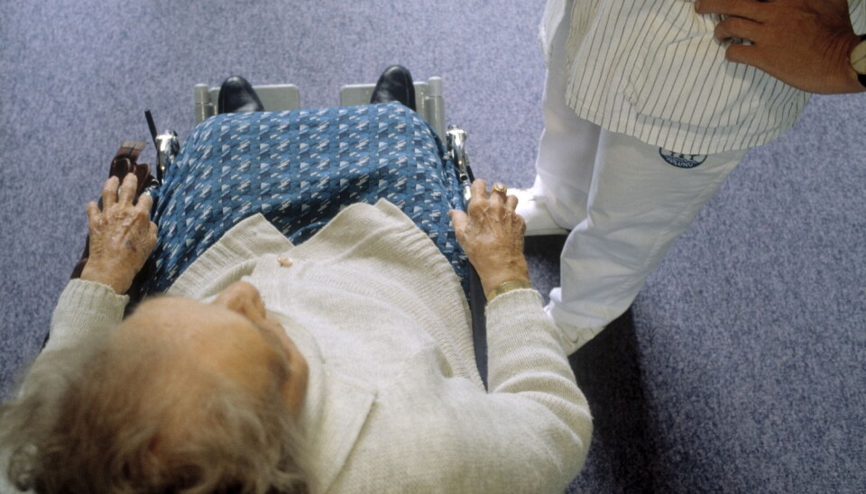 Samhandlingsreformen har ført til kortere liggetid på sykehus for de eldre. Det er en villet utvikling, men forskere mener samarbeidet mellom de ulike helseinstitusjonene i eldreomsorgen må bli bedre. (Foto: Scanpix, Kirsten Bille)