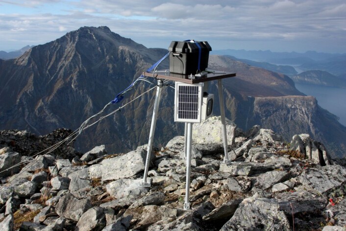I et og et halvt år skal kameraene på toppen av Gråfonnfjellet overvåke fjellsidene. Hver fjerde time blir det tatt et nytt bilde. (Foto: Freddy Yugsi Molina, NGU) I et og et halvt år skal kameraene på toppen av Gråfonnfjellet overvåke fjellsidene. Hver fjerde time blir det tatt et nytt bilde. (Foto: Freddy Yugsi Molina, NGU)