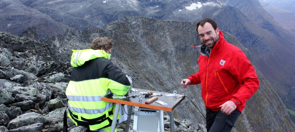 John Anders Dahl fra NGU og Odd Are Jensen fra NVE monterer kamera på toppen av Gråfonnfjellet i Åndalsnes. (Foto: Freddy Yugsi Molina, NGU)