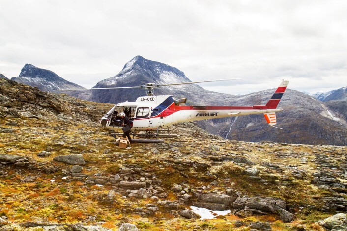 Geologene måtte ta helikopter til hjelp for å få monterte kameraene som skal overvåke fjelleskredene fra Gråfonnfjellet. (Foto: John Anders Dahl, NGU) Geologene måtte ta helikopter til hjelp for å få monterte kameraene som skal overvåke fjelleskredene fra Gråfonnfjellet. (Foto: John Anders Dahl, NGU)