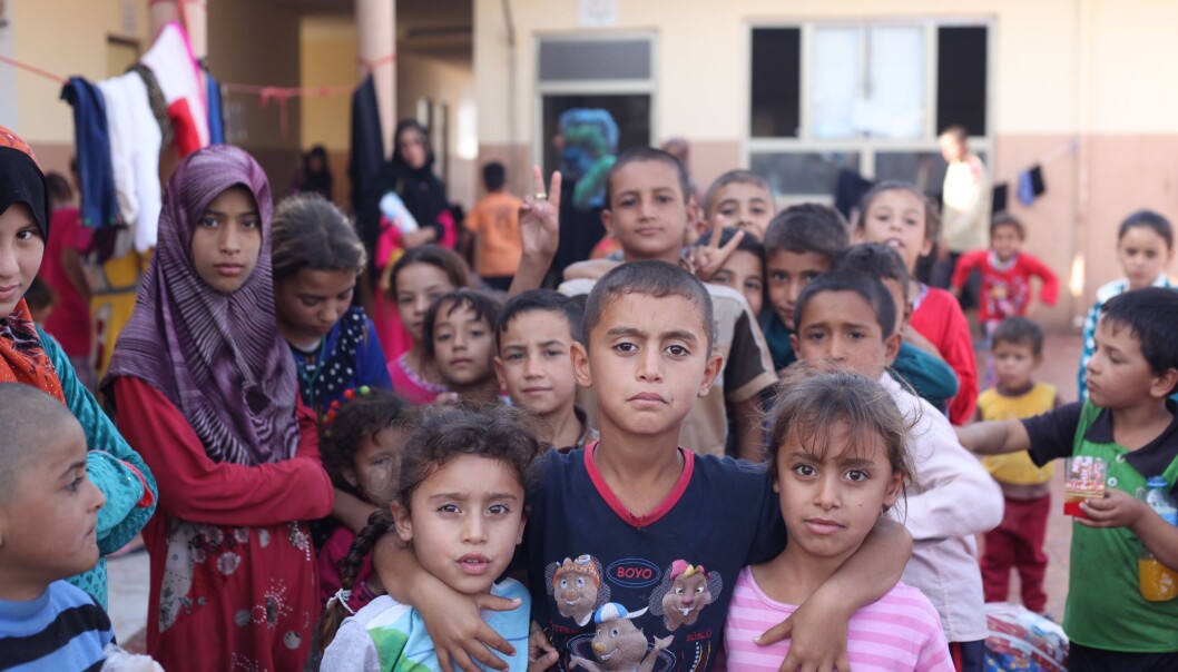 Sivilbefolkningen i Mosul startet en uorganisert boikott av det nye skolesystemet til IS. En stor del av foreldrene boikottet prosjektet. De sendte ikke barna sine på skolen, fordi de mente at IS sin undervisning var stikk i strid med deres egne verdier. Mathilde Becker Aarseth møtte mange barn i flyktningeleire i 2016 som var fordrevet med familiene sine fra Mosul og landsbyene rundt. (Foto: Mathilde Becker Aarseth) Sivilbefolkningen i Mosul startet en uorganisert boikott av det nye skolesystemet til IS. En stor del av foreldrene boikottet prosjektet. De sendte ikke barna sine på skolen, fordi de mente at IS sin undervisning var stikk i strid med deres egne verdier. Mathilde Becker Aarseth møtte mange barn i flyktningeleire i 2016 som var fordrevet med familiene sine fra Mosul og landsbyene rundt. (Foto: Mathilde Becker Aarseth)