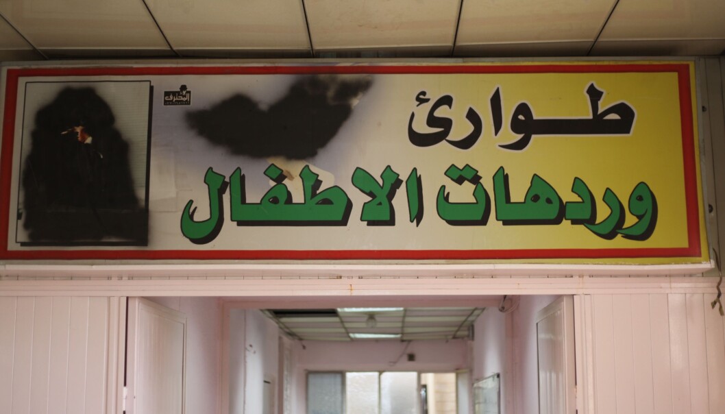 På et sykehus i Mosul hadde IS sprayet over ansikter på skiltene fordi de mener det er uislamsk å avbilde ansikter og levende vesener. (Foto: Mathilde Becker Aarseth) På et sykehus i Mosul hadde IS sprayet over ansikter på skiltene fordi de mener det er uislamsk å avbilde ansikter og levende vesener. (Foto: Mathilde Becker Aarseth)