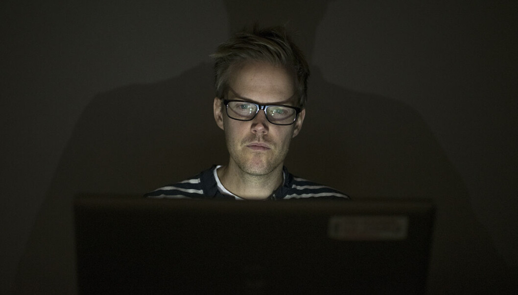 Forsker og førsteamanuensis Hugo Lewi Hammer ved Institutt for informasjonsteknologi på Høgskolen i Oslo og Akershus leste seg gjennom 25 000 setninger i kommentarfeltene på YouTube. Nå har han funnet en metode som kan sette en stopper for hat og trusler på nett. (Foto: Jørgen Lie Furuholt) Forsker og førsteamanuensis Hugo Lewi Hammer ved Institutt for informasjonsteknologi på Høgskolen i Oslo og Akershus leste seg gjennom 25 000 setninger i kommentarfeltene på YouTube. Nå har han funnet en metode som kan sette en stopper for hat og trusler på nett. (Foto: Jørgen Lie Furuholt)